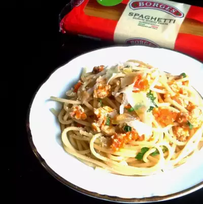 Спагетти в соусе из тыквы и куриной грудки с трюфельным маслом и бренди