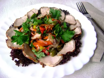 Салат из маринованной свинины с овощами. для романтичного ужина.