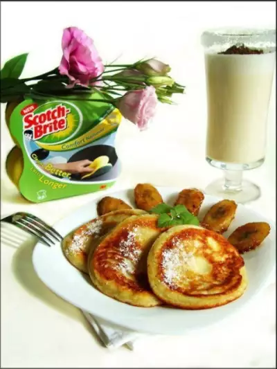 Завтрак для школьника. оладьи с бананами и апельсиновым гоголь-моголем "доброе утро, моё солнышко!".