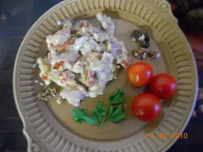Филе кролика запеченное в сметанно сырном соусе с помидорами и грецким орехом