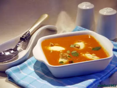 Суп из паприки с манными клецками и грецкими орехами