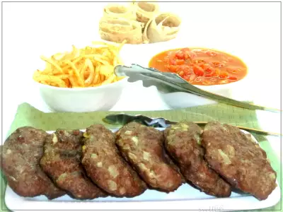 Плескавица балканский гамбургер с соусом айвар