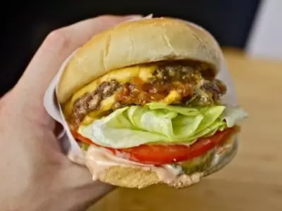 Двойной бургер от компании «in-n-out burger»