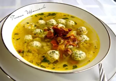 Овощной суп с фрикадельками и шпинатом