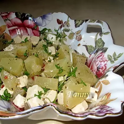 Салат с фетой и ананасами