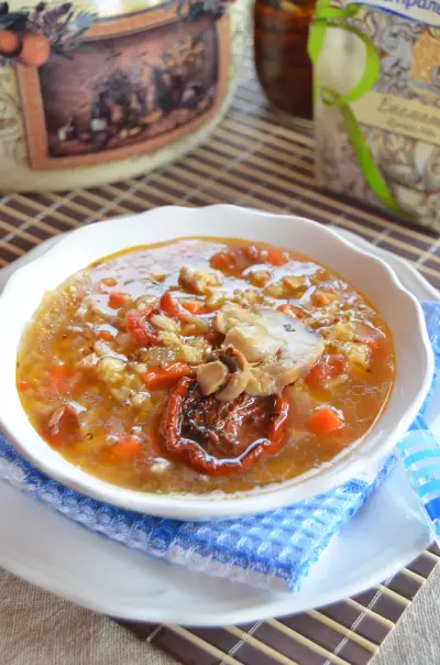 Куриный суп с рисом, грибами и вялеными томатами