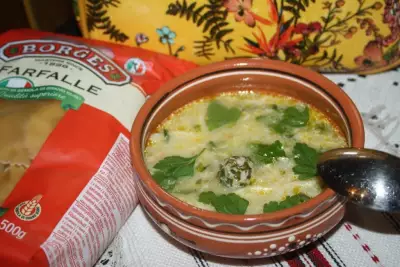 Сливочно мускатный суп с индюшиными фрикадельками и фарфалле