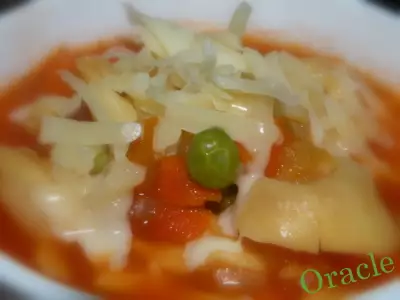 Сырные тортеллини с томатно овощным бульоном