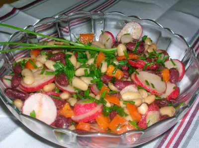 Салат "две фасольки" ( один из самых простых, но вкусных и полезных салатов)