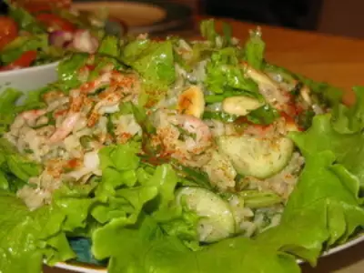 Рисовый салат с креветками и миндалем фото