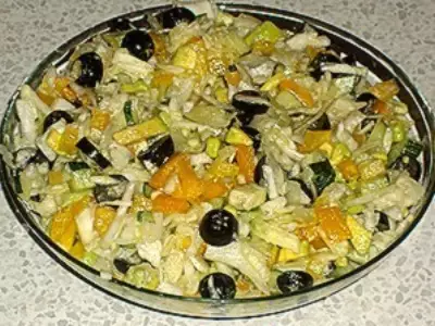Салат с капустой и маслинами