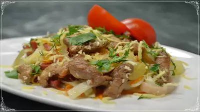 Теплый салат со свининой, овощами и лапшой