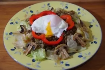 Теплый салат с чечевицей и яйцом-пашот