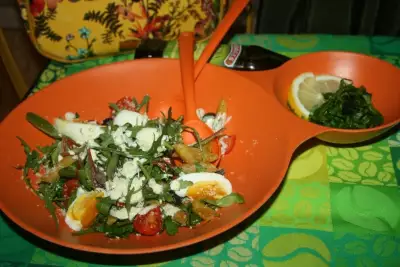 Легкий салат средиземноморье с пенне ригате в пармезановой шубке