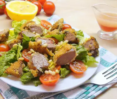 Тёплый салат с романо, куриной печенью в кляре и малиновым соусом. для венерочки и для вас