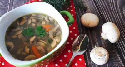 Куриный суп с лапшой и грибами