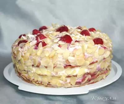 Малиново-персиковый  бисквитный торт на белках