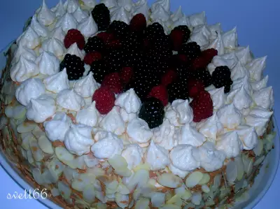 Торт "именинный" меренгово-шоколадный, с ягодами и взбитыми сливками