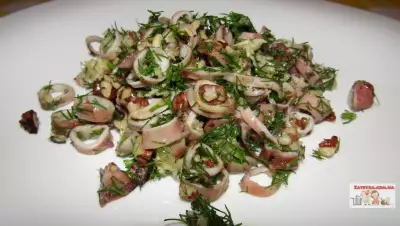 Салат с кальмарами и грецкими орехами