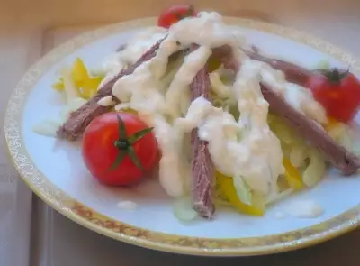 Салат из кольраби с говядиной и сметано-яблочным соусом