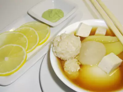 Японский домашний суп с фрикадельками из кальмара и имбиря