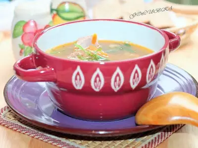 Гороховый суп со свиными ребрышками и овощами