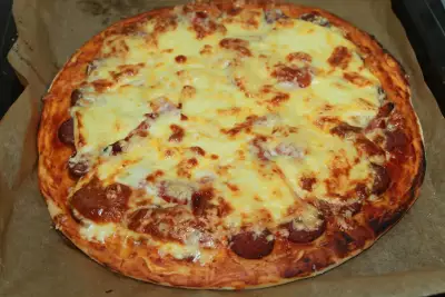 Пицца на тонком тесте и соус для пиццы