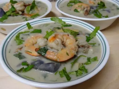 Крем суп с омарами креветками и мидиями
