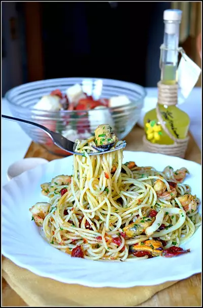 Спагетти с морепродуктами и вялеными томатами