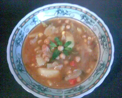 Густой томатный суп с нутом и смесью овощей - острый, пряный, ароматный
