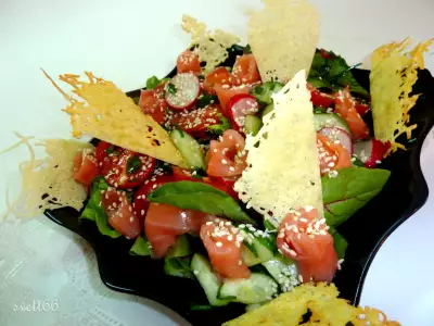 Салат с подкопченой форелью, овощами, кунжутом и пармезановыми чипсами