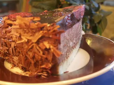 Шоколадный торт-мусс с ягодным желе