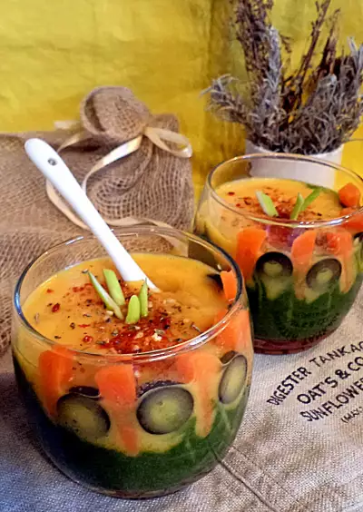 Гороховый слоеный суп- пюре "лето" со шпинатом и маслинами.