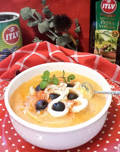 Гороховый суп пюре с маслинами и кальмаром низкокалорийный