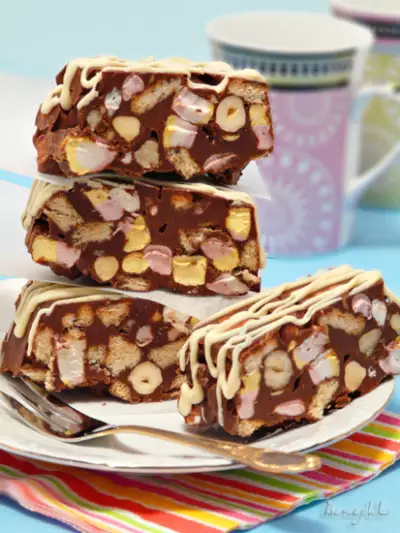 Шоколадно-коньячная помадка с маршмеллоу, орехами и печеньем.
