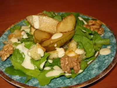 Салат с жареными грушами и голубым сыром