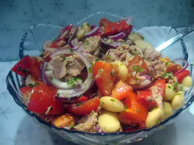 Зимний салат с тунцом и белой фасолью