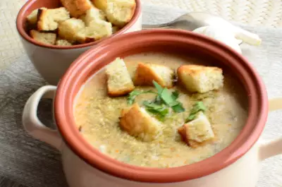 Миндально-молочный суп с сыром рокфор