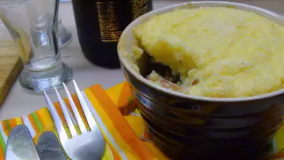 Картофельное суфле с прослойкой из фарша и маринованных огурчиков