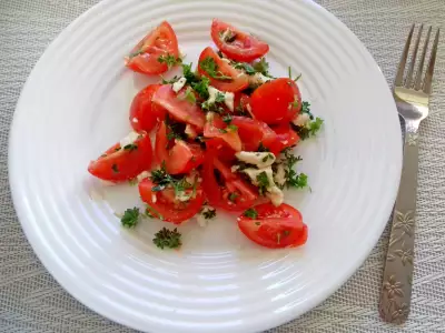 Итальянский салат с моцареллой и помидорами