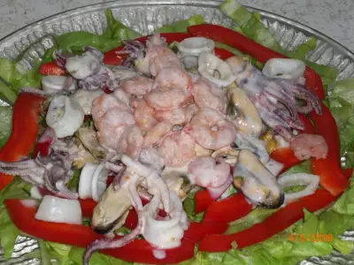 Салат из морского коктейля с винно сырным соусом