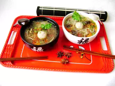 Ароматный суп по-китайски с овощами , лапшой и фаршированными фрикадельками