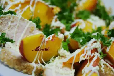 Салат с курочкой обжаренной в кунжуте и ароматными персиками