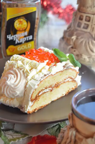 Бисквитный торт с ванильным кремом и красной икрой