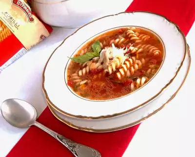 Томатный суп с пастой fusilli базиликом пармезаном и трюфельным маслом