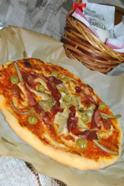 Пицца «вкус италии» с артишоками, оливками и ветчиной