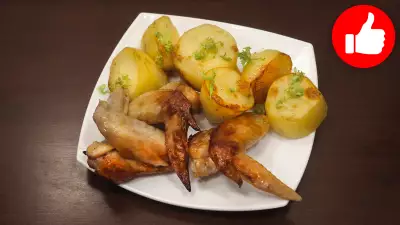 Хрустящие куриные крылышки с картошкой