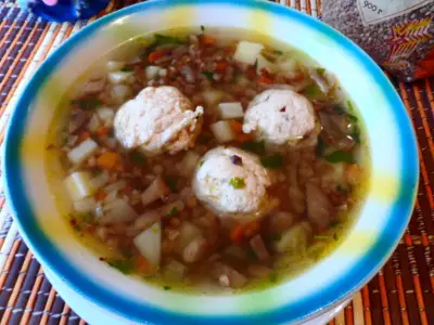 Суп с гречневой крупой,грибами и фрикадельками(фрикадельки с сюрпризом)