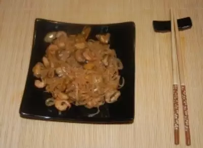 Рисовая лапша с мидиями и креветками