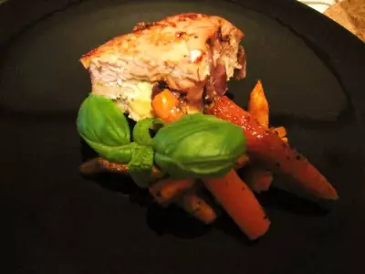 Мясо с начинкой и морковными палочками
